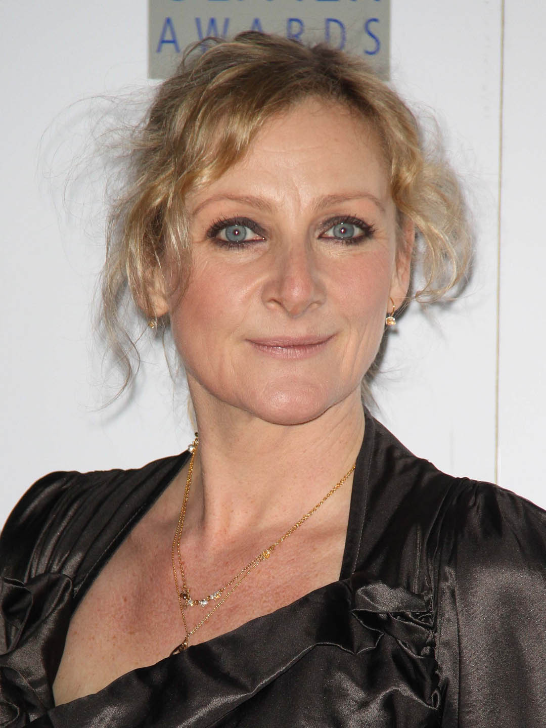 How tall is Lesley Sharp?